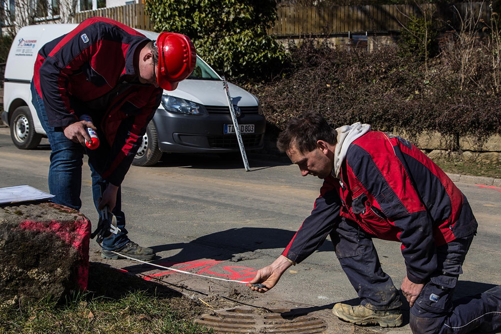 Zwei Arbeiter beim vermessen auf der Straße