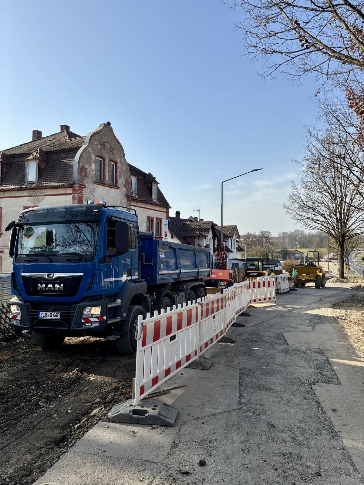 Baustelle Radweg mit LKW
