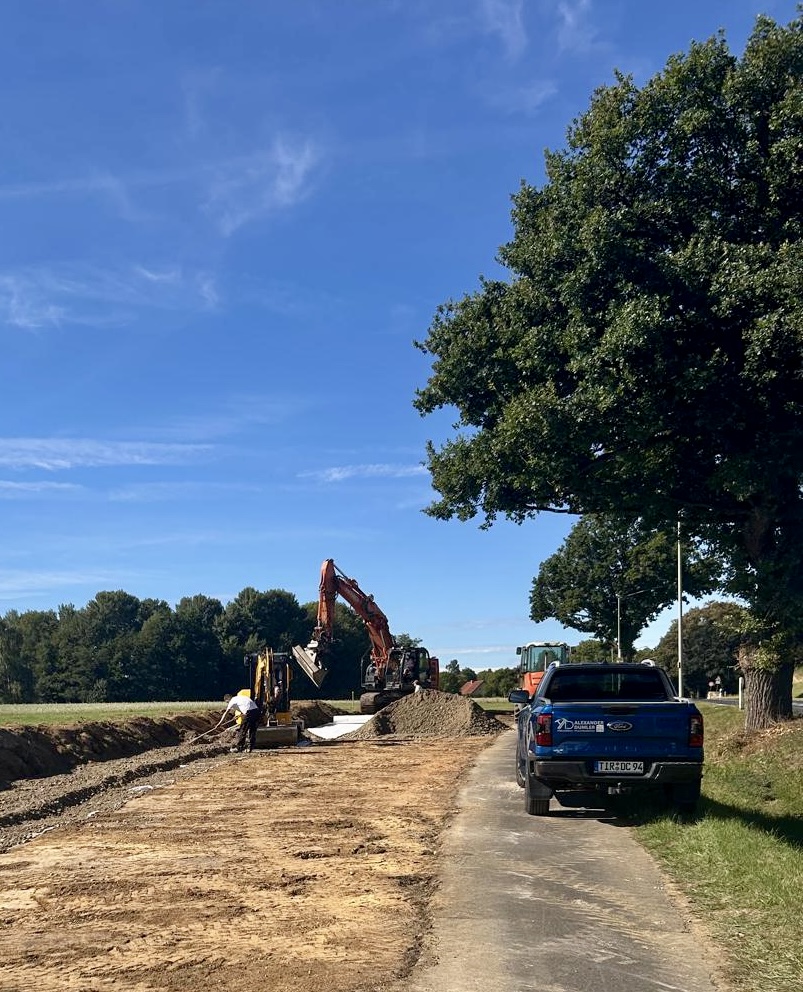 Baustelle Radwegbau mit Bagger und Pick-Up