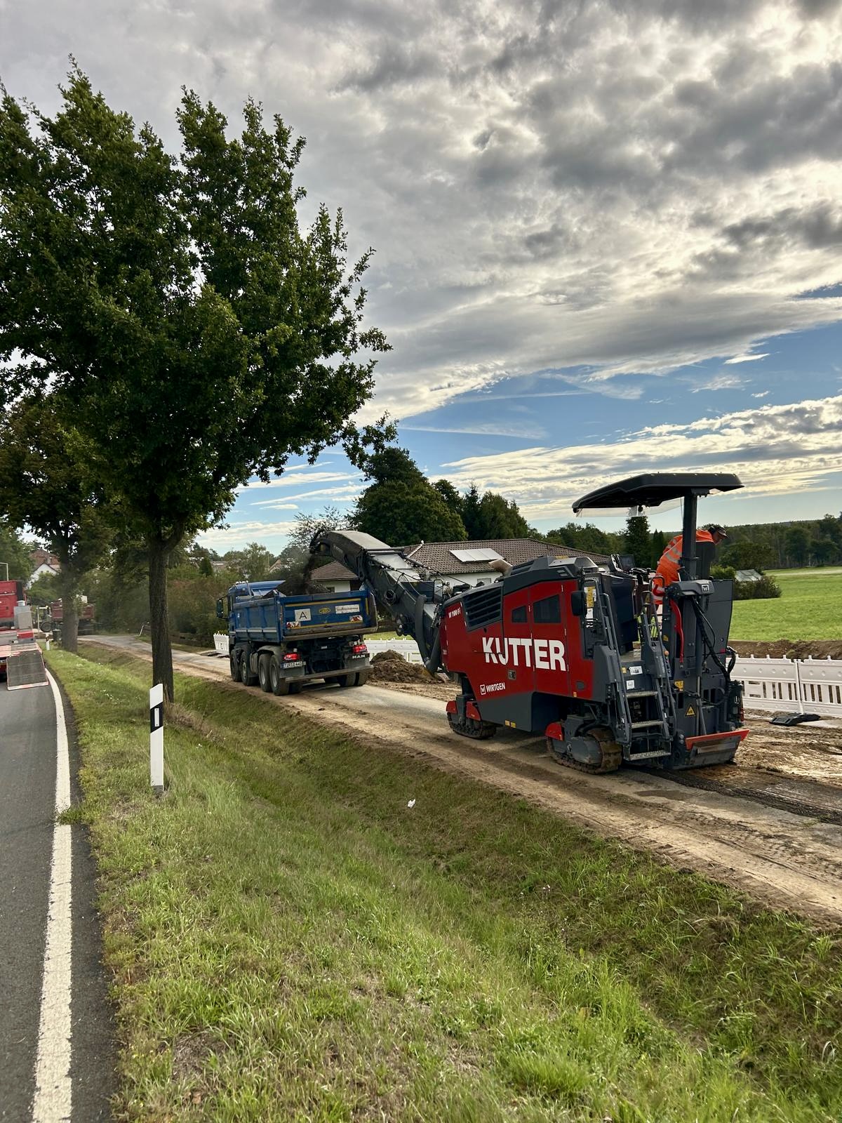 Baustelle mit Bagger und LKW